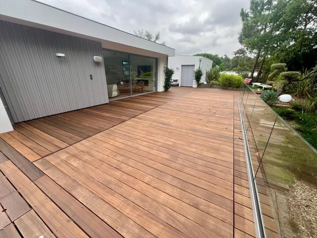 Lames de terrasse en bois exotique ravivées par brossage à sec dans les Landes