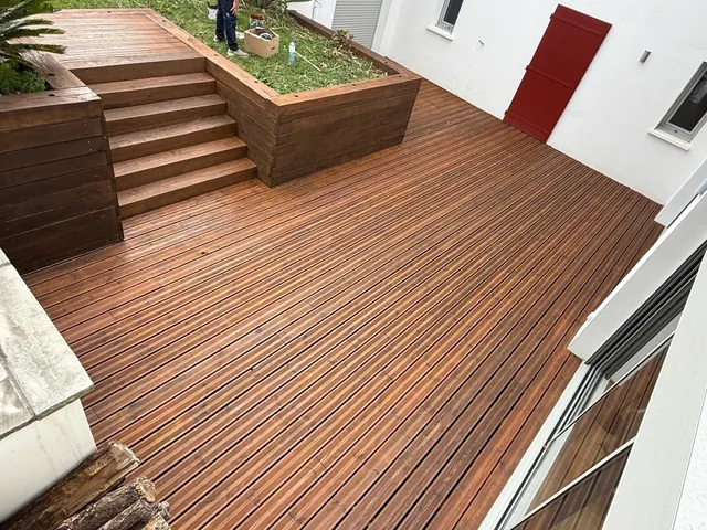 Terrasse en bois avec escaliers nettoyée par brossage à sec dans une maison des Landes